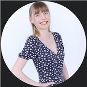 Professeure passionnée d’histoire qui aime transmettre et aider.